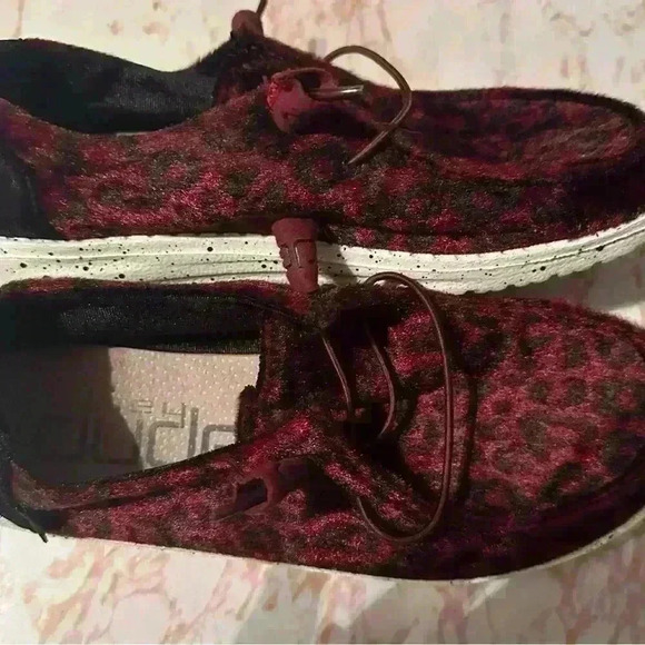 Wendy Scarlett Rare Velvet Maroon Leopard Print Hey Dudes Women’s Size 6 - Picture 4 of 4